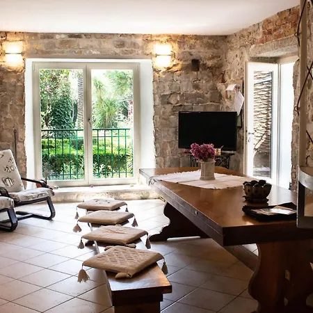 Villa Cindro Walled-Off Sea Front Historical Hse